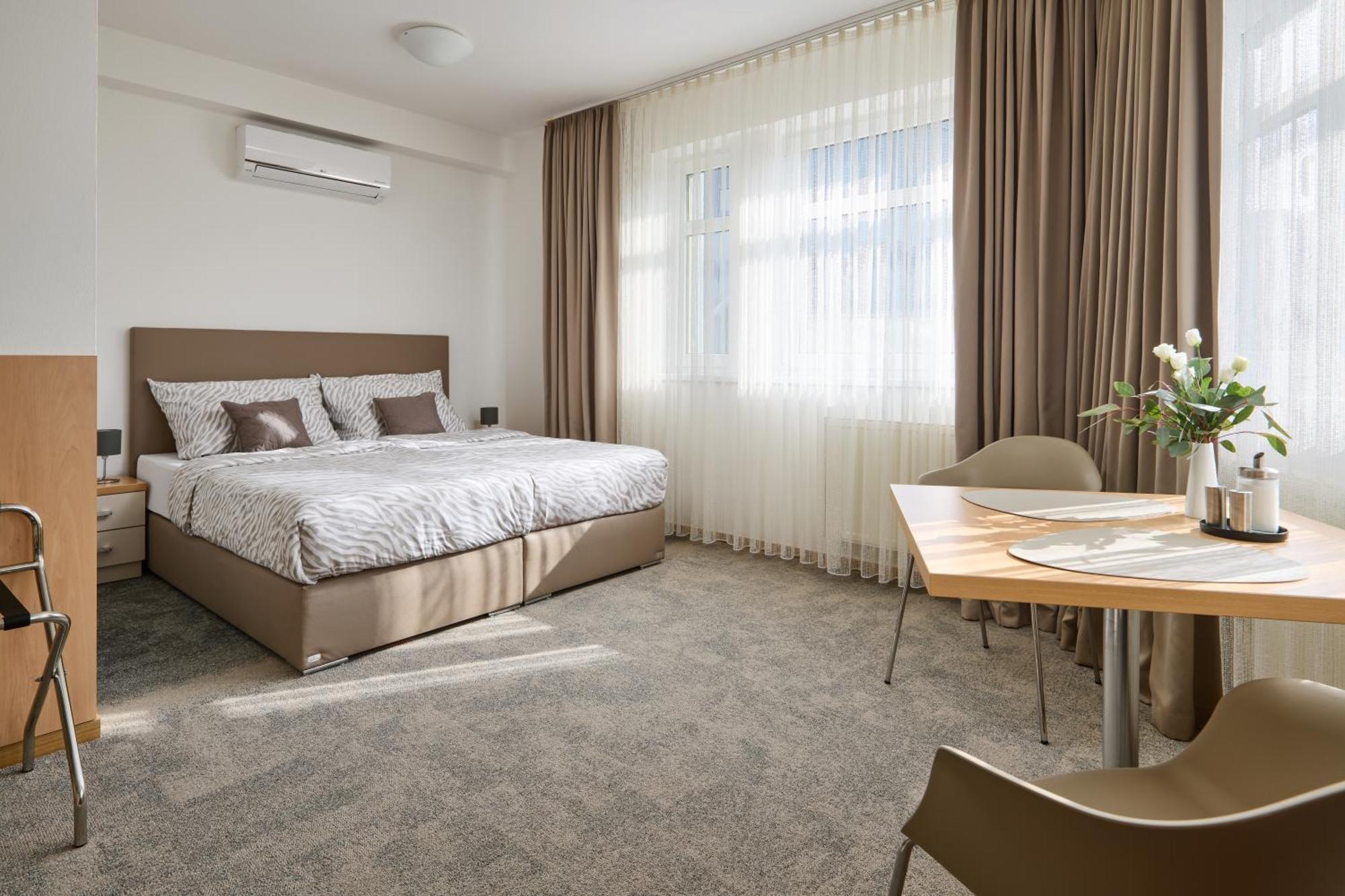 מלאדה בולסלאב Hotel Osvit מראה חיצוני תמונה